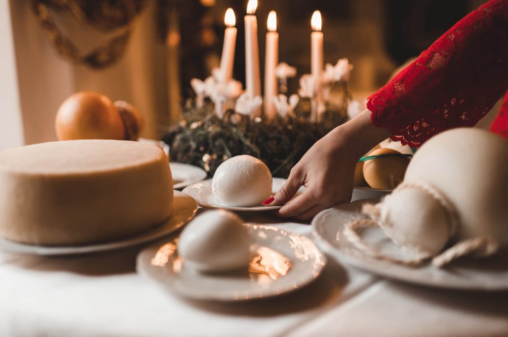 Mozzarella di bufala di Amaseno su un tavolo di Natale